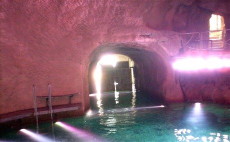 베를루스코니 전 이탈리아 총리 별장의 지하 동굴 수영장 모습