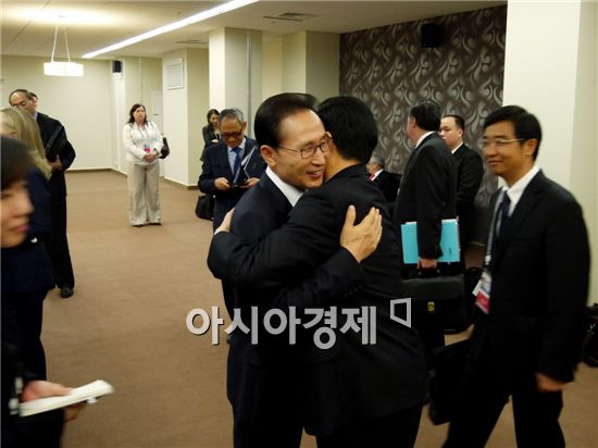 8일 오후 러시아 블라디보스토크에서 열린 제20차 아시아태평양경제협력체(APEC) 정상회의에서 이명박 대통령이 후진타오 중국 국가 주석을 만나 반갑게 포옹하고 있다. 사진제공=청와대