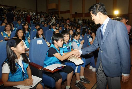 김문수 경기도지사가 8일 수원 광교테크노밸리 경기중소기업지원센터에서 열린 어린이기자단 발대식에 참석, 어린이 기자들과 악수를 하고 있다.