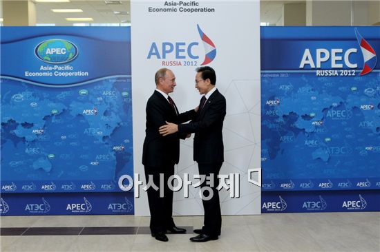 지난 8일 러시아 블라디보스토크에서 열린 아시아태평양경제협력체(APEC) 정상회의에서 이명박 대통령과 러시아 블라디미르 푸틴 대통령이 만나 악수를 나누고 있다. 사진제공=청와대