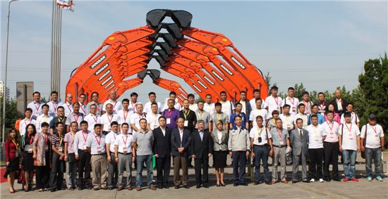 두산인프라코어는 5~7일까지 중국 산둥성 옌타이에서 중국 대형 광산 고객 100여명을 초대해 ‘광산 고객의 날(Doosan Mining Day)’ 행사를 개최했다.