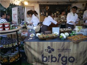 영국의 국제 문화행사인 '템스 축제'에 참가한 CJ '비비고' 가 한식 요리와 가공식품 등을 선보이고 있다.