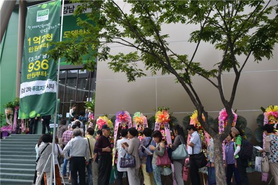 지난 7일 개관한 강남 2차 푸르지오시티 견본주택 앞에  방문객들이 입장을 기다리며 줄을 서 있다. 