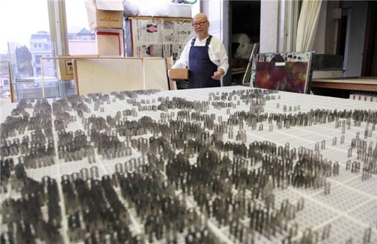 정산김연식 작가가 '쿠스타프 말러의 몽유도원도'를 작업하고 있는 모습. 이 작품은 세로 2m40cm에 가로 1m가 넘는 대작이다.