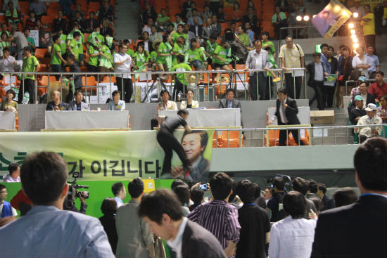물병, 계란 날아 다닌 민주통합당 대전 경선