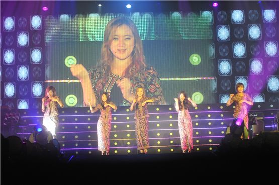 The Wonder Girls' Yenny (left), Yubin (second to left), Lim (center), Sohee (second to right) and Sun (right) dance in long dressed at "Wonder World Tour in Singapore 2012" held at Singapore's Resorts World Sentosa on September 8, 2012. [JYP Entertainment]