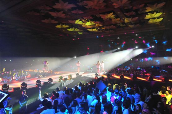 Around 40,000 fans of the Wonder Girls cheer for the popstresses at "Wonder World Tour in Singapore 2012" opened at Singapore's Resorts World Sentosa on September 8, 2012. [JYP Entertainment]