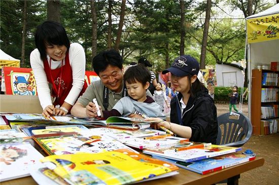 4월27~5월7일 어린이대공원에서 열린 ‘2012 서울동화축제’ 중 동화마켓 장면
