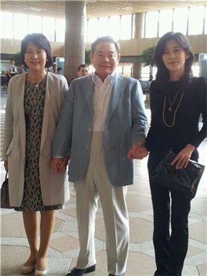 이건희 삼성전자 회장(가운데)은 10일 부인인 홍라희 리움미술관장(왼쪽)과 장녀 이부진 호텔신라 사장(오른쪽)과 함께 홍콩 출장길에 올랐다. 