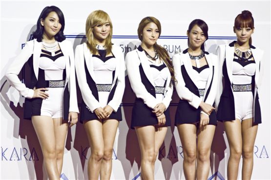 KARA members Kang Ji-young (left), Nicole (second to left), Park Gyu-lee (center), Han Seung-yeon (second to right) and Gu Hara (right) pose at a showcase for the girls' latest tune "Pandora," held at the Walkerhill Hotel located in Seoul, South Korea on August 22, 2012. [Chae Ki-won/10Asia]