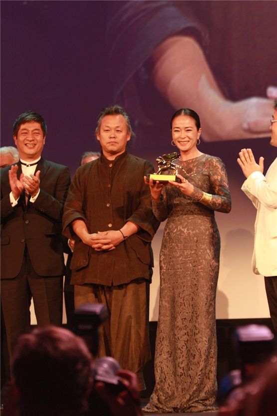 "Pieta" director Kim Ki-duk (second to left) and actress Cho Min-soo (second to right) receive the Golden Lion award at the 69th Venice International Film Festival held in Venice, Italy on September 8, 2012. [NEW]