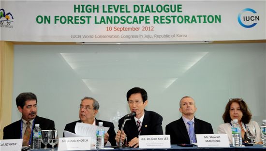 제주에서 열린 '산림경관복구를 위한 고위급회의'에서 세계 산림경관복구 필요성을 역설하는 이돈구(가운데) 산림청장. 왼쪽은 아쇽 코슬러 IUCN 총재.
