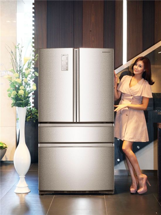 삼성전자가 국내 최대용량(567L) 김치 냉장고를 선보였다. 3중 냉각 방식을 채용하고 냉장, 냉동, 와인랙 등 다용도로 사용할 수 있는 것이 특징이다. 