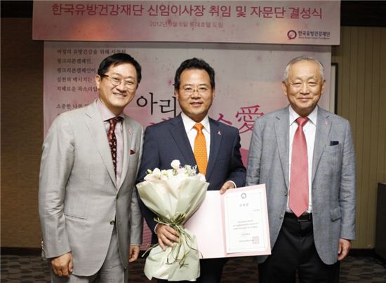 (왼쪽부터)서경배 아모레퍼시픽 대표, 노동영 한국유방건강재단 신임 이사장, 최국진 전임 이사장 