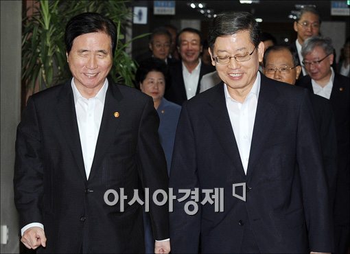 [포토]국무회의 참석하는 김황식 총리