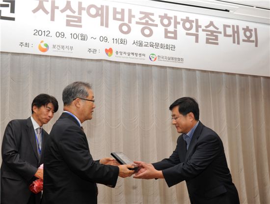 김성환 노원구청장(오른쪽)이 ‘생명사랑 네트워크 대상’ 수상했다.
