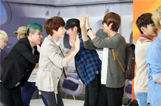 Super Junior's Shindong (left), Kyuhyun (second to left), Ryeowook (right) and Shinhwa's Hye-sung (second to right) greet each other on the set of jTBC's "Shinhwa Broadcasting" set to air on September 22, 2012. [jTBC]