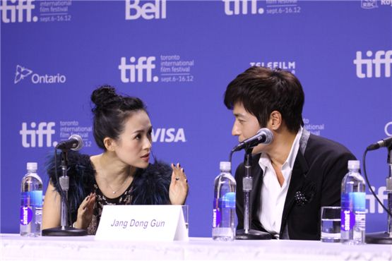 Chinese actress Zhang Ziyi (left) and Jang Dong-gun (right) chat quietly during a press conference for "Dangerous Liaisons" held at the TIFF Bell Lightbox of the 37th Toronto International Film Festival in Toronto, Canada on September 10, 2012. [Cine De Epi]