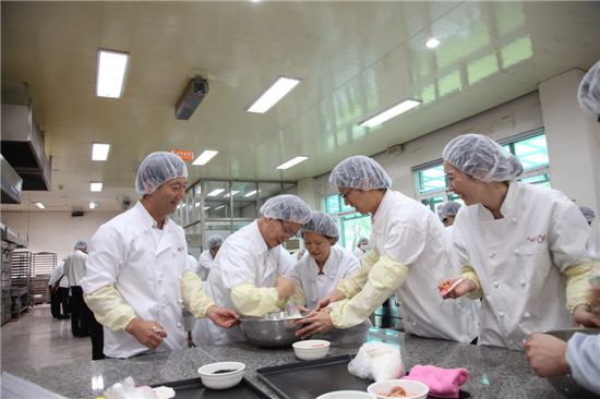 쿠키 제조업체 위캔에서 쿠키반죽을 하고 있는 김경수 산단공 이사장(왼쪽 첫번째).