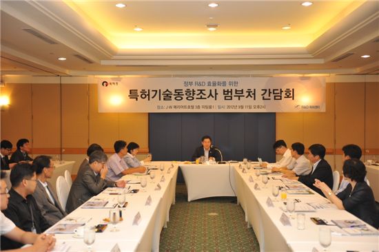 정부부처 실무자들과 토론하고 있는 김호원(가운데) 특허청장