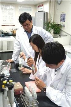 3차원 입체형 프로브 소재를 이용한 진단 신기술 개발을 지도하고 있는 이지원 교수(왼쪽)
