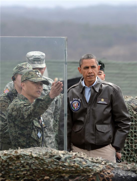 버락 오바마 미국 대통령이 지난 3월 공동경비구역 초소를 방문해 현황브리핑을 듣고 있다. 맨왼쪽이 오바마대통령에게 직접 브리핑하고 있는  윤봉희 JSA 경비대대장.