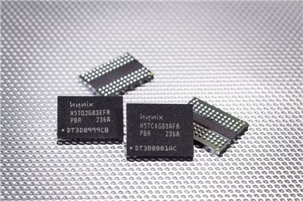 SK하이닉스는 대기시 전력소모를 획기적으로 줄인 모바일 기기용 20나노급 DDR3L-RS(Reduced Standby) D램을 출시한다고 12일 밝혔다. 제품사진.