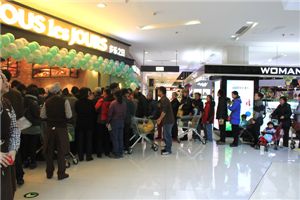 중국 창평 화련백화점에 진출한 CJ 뚜레쥬르의 모습. 수많은 중국인들이 빵을 구입하기 위해 줄을 서 있다.