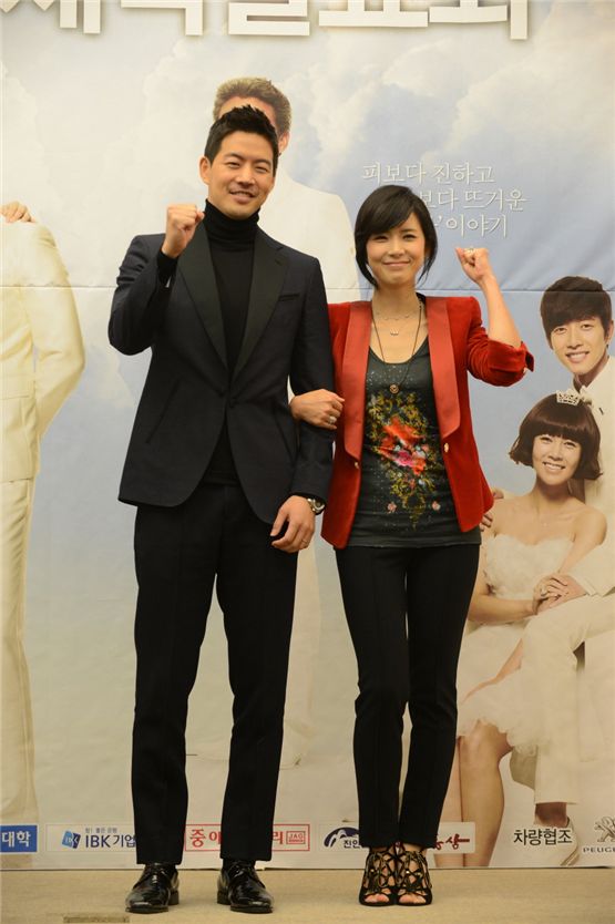 Actor Lee Sang-yoon (left) and actress Lee Bo-young (right) pose together in a smile in front of reporters to promote KBS' upcoming weekend series "My Daughter Seo-young" at the drama's press conference held at the Seoul Palace Hotel in Seoul, South Korea on September 11. [KBS]