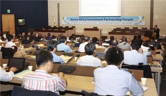 조삼광 유엔아프리카경제위원회(UNECA) 수석경제관이 '아프리카의 투자환경과 사업기회'라는 주제로 발표를 하고 있는 모습.

