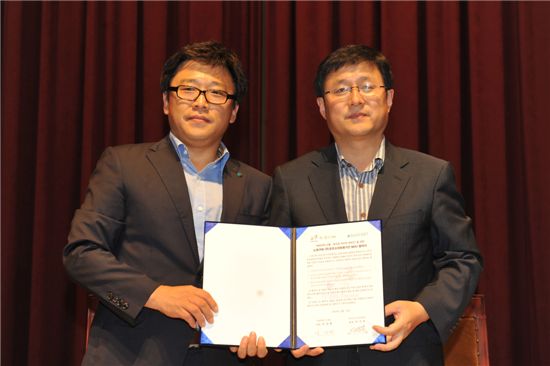 김성환 노원구청장(오른쪽)과 이기호 (주) 조은소리 보청기 대표가  ‘보청기 나눔 협약'을 맺었다.
