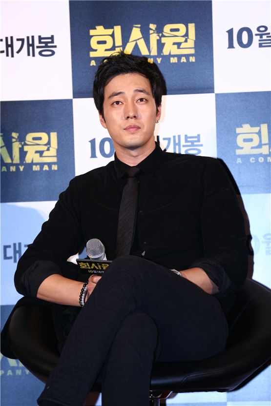 So Ji-sub listens to a reporter's question during his upcoming pic “A Company Man” press conference, held at the Megabox movie theater in Dongdaemun, Seoul on September 12, 2012. [Younghwain]