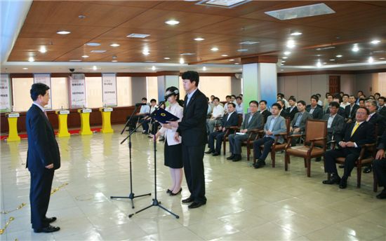 ▲대한주택보증 직원 대표가 새롭게 수립된 비전결의문을 낭독하고 있다. 