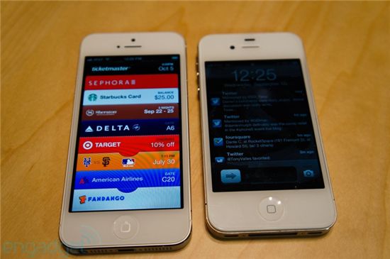 아이폰5(왼쪽)와 아이폰4S. 아이폰5는 전작 아이폰4S보다 화면 세로 길이가 길어졌다.