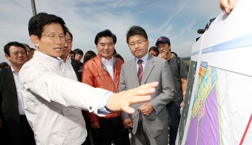 김문수 경기도지사(맨앞)가 지난 11일 평택고덕산단 전망대에서 브리핑을 받던 중 고덕산단 및 국제화신도시 추진사항에 대해 이야기하고 있다.