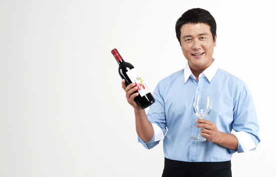 2012 대전 국제 푸드&와인 페스티벌의 홍보대사인 영화배우 감우성이 19일 대전서 와인콘서트를 연다. 