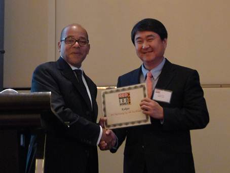 지난 12일 홍콩에서 개최된 ‘2012 레드헤링 아시아 포럼 시상식’에서 레드헤링 100대 아시아 어워드를 수상한 이석우 카카오 공동대표(오른쪽)가 알렉스 뷰 레드헤링 CEO겸 편집장에게 축하를 받으며 기쁨을 나누고 있다.