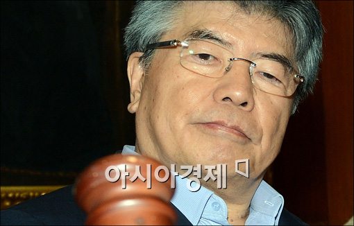[포토]금리 동결, 굳은 표정의 김중수 총재