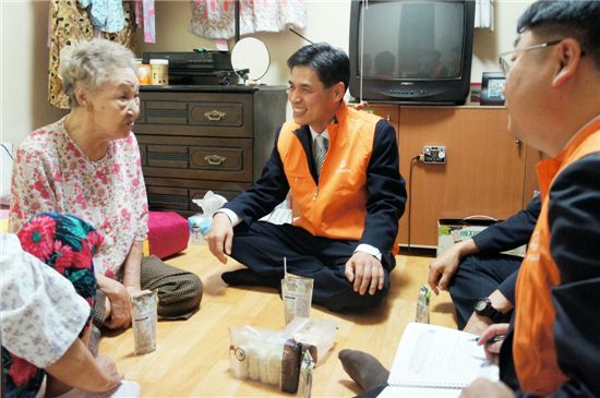 한화손보 직원이 서울 마포에서 혼자 살고 있는 박재순 할머니(93세) 가정을 찾아 대화를 나누고 있다.