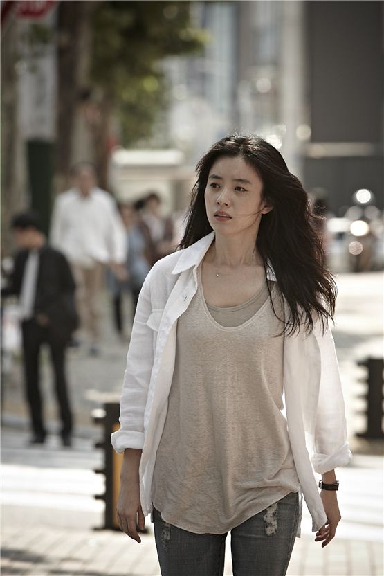 Han Hyo-joo stands with helpless look on the street for her final shooting of their upcoming pic "Love 911," at Gangnamdaero in southeastern part of Seoul, Korea on September 6, 2012, [NEW]