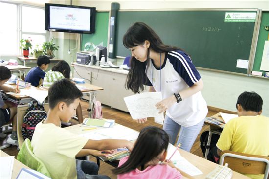 ‘아주캐피탈 대학생 경제봉사단’에 참여한 대학생이 충남 서산에 위치한 운산 초등학교에서 경제수업을 펼치고 있다.