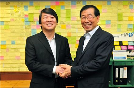 박원순 서울시장(오른쪽)이 13일 오후 시청 시장 집무실에서 안철수 서울대 교수를 만났다.