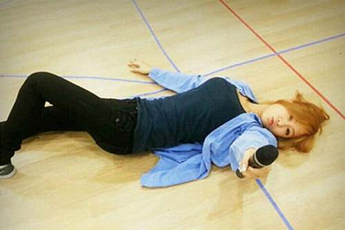 소유 민소매, 누워 있어도 넘치는 섹시미 발산