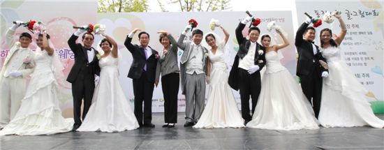 문충실 동작구청장(왼쪽 세번째)은 이날 결혼식을 올린 다문화가족 4쌍의 행복한 결혼을 축하하는 의미에서  하트 사랑의 하트모양을 하며 기념촬영을 했다.
