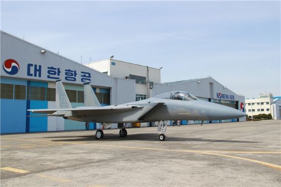 미 공군 F-15 전투기가 노후된 항공기의 배선을 모두 새로운 배선으로 교체하는 리와이어링(Rewiring) 작업과 기타 창정비를 마치고, 대한항공 격납고 앞에서 최종 출고를 대기하고 있다. Rewiring은 항공기의 모든 배선을 교체하는 작업으로 인체에 비교하면 혈관을 모두 바꾸는 것과 같다고 할 수 있다.