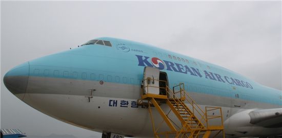 대한항공이 여객기에서 화물기로 개조한 B747-400F 화물기가 정기 정비작업을 위해 부산테크센터에 주기되어 있다.
