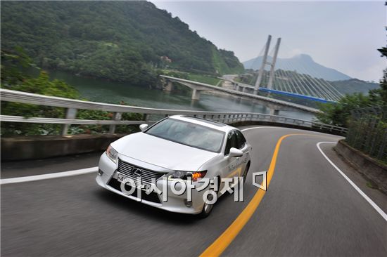[시승기]'질주본능' 채운 렉서스 뉴ES…"BMW 520d 잡는다"