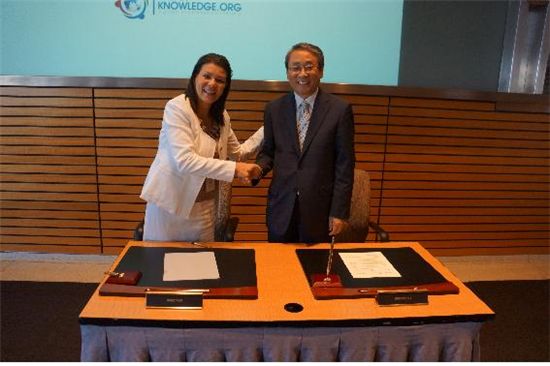 박양호 국토연구원장(오른쪽)이 세계은행 관계자와 도시화지식플랫폼 아카데미 선정 협약을 맺고 있다.