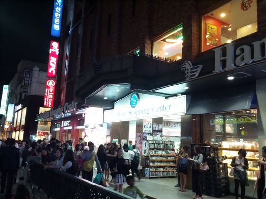 ▲불꺼진 쇼핑센타 앞, 외국인은 없고 한국인들만 가득하다.