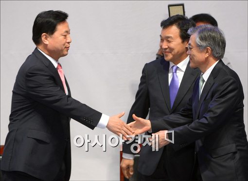 [포토]축하 인사 받는 문재인 후보